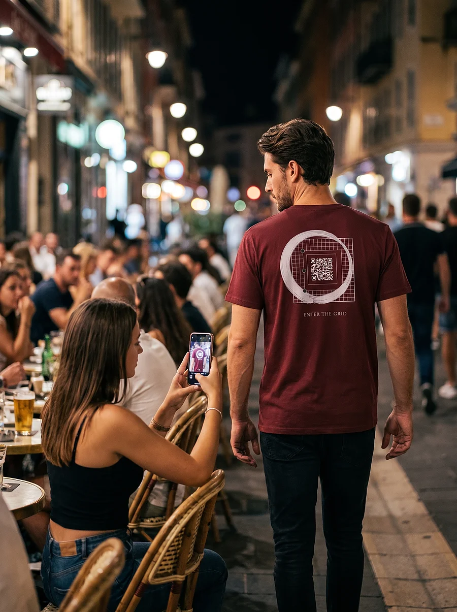 Quelqu'un scanne le QR code GoHara en terrasse